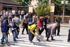 Polda Lampung kerahkan personel guna amankan demo sambil bersihkan sampah