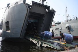 Indonesian Army dispatches hospital ship with 70 tons of NTT quake aid