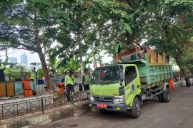 Sebelas bangunan liar di atas saluran air di Kampung Bali ditertibkan