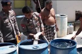 Brimob Sultra salurkan air bersih guna atasi kekeringan di Soropia