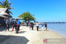 Komunitas penyelam & mahasiswa UNG bersihkan sampah laut di Botutonuo