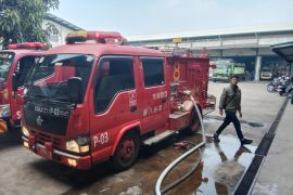 Disdamkarmat Bandung mengerahkan empat armada tangani kebakaran gudang
