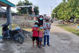 Bidan desa bagikan masker untuk warga di Pulau Sebesi Lamsel