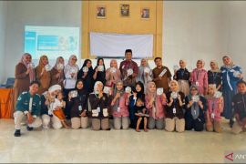 Mahasiswa UNG latih kader desa pantau kehamilan berbasis teknologi