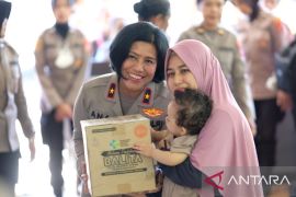 Polwan Polda Papua Barat salurkan makanan tambahan bergizi cegah stunting