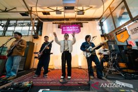 D'MASIV bawakan tiga lagu di Blok M, termasuk lagu baru On Our Own