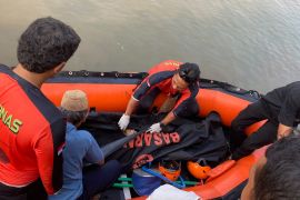 Tim SAR Banten temukan wisatawan hilang di Pantai Carita