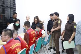 Kejari Surabaya terima pelimpahan tersangka sindikat internasional "Love Scamming"