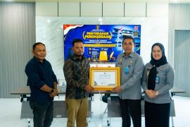 Kemenkum Malut serahkan penghargaan JDIH kepada DPRD Haltim, dorong percepatan harmonisasi raperda