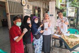KPKP Jakbar vaksinasi puluhan hewan penular rabies di Jelambar