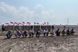 Perkuat Sinergi untuk Pesisir: M4CR dan Polda Riau Tanam Mangrove di Kuala Selat
