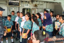 Kodaeral IX Ambon edukasi siswa ke KRI Posepa kenalkan konsep pertahanan maritim