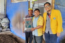 Tim PKM UNP bantu pengembangan kapasitas kelompok kompos lewat Good Composting Practices dan pencatatan keuangan digital di Kamang Hilia