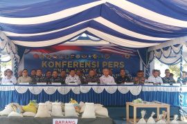 Indonesian Navy foils smuggling of 75.7 tons of illegal tin