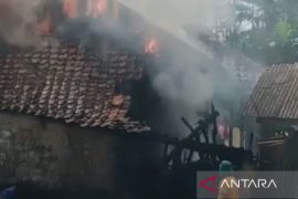 Damkar Cianjur menuntaskan penanganan kebakaran rumah di Bojongpicung