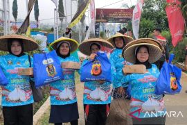 Polri menyalurkan bantuan untuk 1.000 petani di Pacet-Cianjur