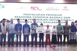 Baznas Banjarmasin salurkan bantuan pendidikan dan beasiswa cendekia