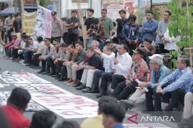DPRD Kalsel terima pengunjuk rasa terkait karhutla dan kelangkaan BBM