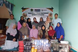 Dosen UMPR dorong ibu rumah tangga naik kelas lewat produksi teh herbal
