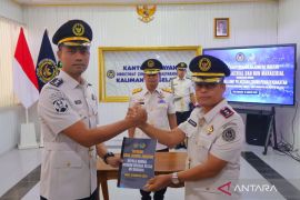 I Komang Suparta serahkan amanah Kepala Rutan Barabai kepada Nanang Badruzamman