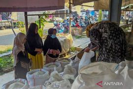 Beras siam bersubsidi Bupati HST ramai dibeli warga di Pasar Keramat Barabai