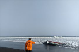 SAR Jember lanjutkan pencarian tiga nelayan hilang di Pantai Paseban