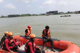 Tim SAR cari korban tenggelam di Sungai Musi