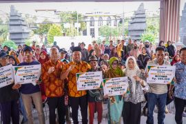 Pemkab Gresik salurkan BLT DBHCHT dan beras untuk 10.195 warga