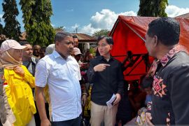 Wapres Gibran bersama mahasiswa UI atasi trauma pengungsi di Sikka