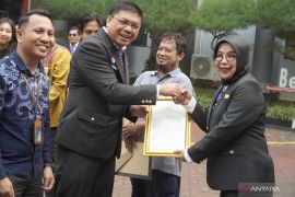 Kemenkum-Kalbar serahkan 25 surat pencatatan hak cipta gratis