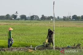 Pemkab Bekasi telah distribusikan 5,7 juta liter air kepada warga kekeringan