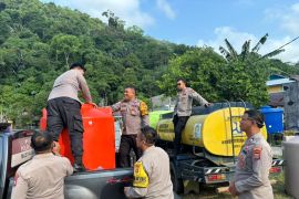 Polres Anambas salurkan 4 ton air untuk 200 warga