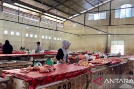 Harga Ayam di Pasar Kramat Tinggi alami kenaikan
