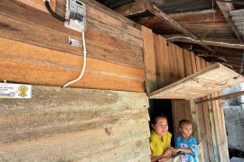 Warga Muara-Baru nikmati listrik PLN hadiah istimewa HUT Ke-81 RI