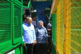 Zulhas serahkan bantuan kendaraan operasional untuk TPS3R Banyuwangi