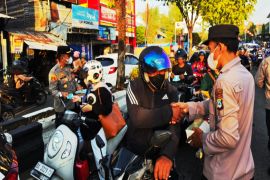 Polsek Banjarmasin Tengah bagikan 500 masker saat kabut asap