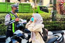 Satlantas Banjarmasin bagikan 300 masker saat kabut asap akibat karhutla