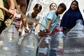828.000 liter air bersih didistribusikan ke 15 desa terdampak kemarau di Karawang