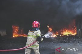 Damkar Karawang terjunkan dua armada padamkan kebakaran toko