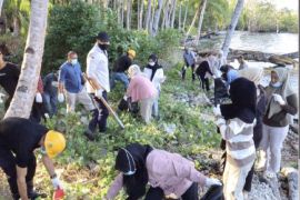 Merawat pesisir bersama, PT GMM dan masyarakat bergerak dalam aksi bersih pantai