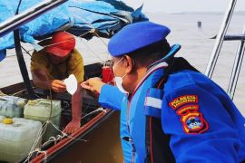 Polairud Banjarmasin bagikan 100 masker kepada warga beraktivitas di Sungai Barito