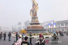 Pemkab HSU bagikan ribuan masker edukasi warga bahaya kabut asap