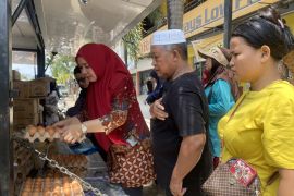 Disperindag Batam keliling jual sembako penuhi kebutuhan warga