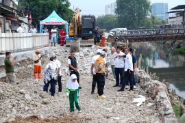 Pemkot Jaktim pantau proses perbaikan jalan amblas di Pulogadung