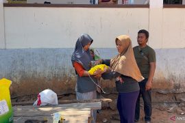 Polres Belitung salurkan bantuan paket sembako kepada warga
