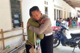Polres Bintan serahkan bantuan kaki palsu ke seorang buruh tani