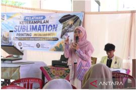 Pelatihan sublimation printing mug dan kaos costum sebagai peluang usaha ekonomi kreatif remaja Nagari Manggopoh