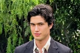Charles Melton diproyeksikan perankan Kakashi untuk film "Naruto"