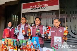 Polresta Bandung mengungkap industri rumahan miras oplosan di Margahayu