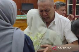 Eks jenderal polisi menangis dan sujud syukur usai divonis bebas kasus smartboard Tebing Tinggi